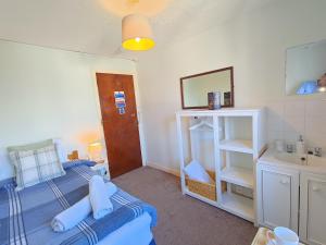ein kleines Schlafzimmer mit zwei Betten und einem Waschbecken in der Unterkunft Windsor Local in Haverfordwest + 29 Fotos