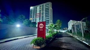 a red sign in front of a building at night at Studio Red 14 - Sorocaba in Sorocaba
