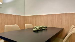 a black table with a plant on top of it at Studio Red 14 - Sorocaba in Sorocaba