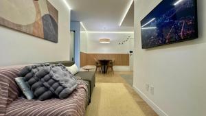 a living room with a bed and a dining room at Studio Red 14 - Sorocaba in Sorocaba