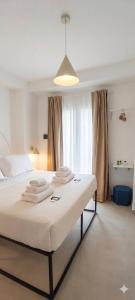 a bedroom with a bed with towels on it at Nest Scilla in Scilla