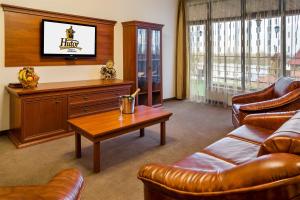 TV a/nebo společenská místnost v ubytování Hutor Hotel