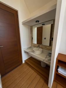 a bathroom with a sink and a mirror at Cabañas Raíces del Cielo in Estorpio