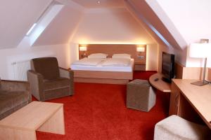 A bed or beds in a room at TOP Hotel Goldenes Fass