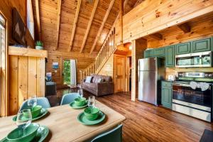 a dining room and kitchen in a log cabin at Getaway Cabin Loft Oasis Mountain View in Gatlinburg