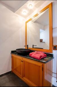 a bathroom with a sink and a mirror at Villa Afrodite in Mondragone