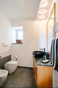a bathroom with a toilet and a sink at Villa Afrodite in Mondragone