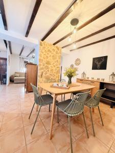 a dining room with a wooden table and chairs at Casa Luisa Archivel in Archivel