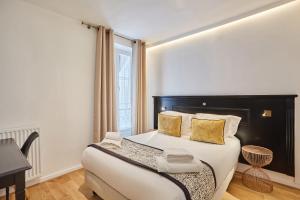 Postel nebo postele na pokoji v ubytování Hôtel Eiffel Rive Gauche