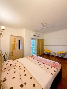 a bedroom with a large bed in a room at Meera Kunj in Chhatikara