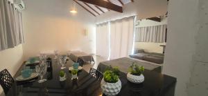 a living room with a table and a couch at Arandura Chalés maresias 04 in São Sebastião