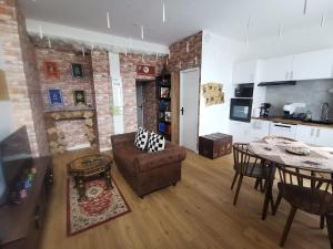 a living room with a couch and a table at Appartement dans l'univers Harry Potter in Rosporden