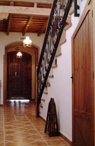 een hal met een trap in een huis bij Hotel Posada Casas Viejas in Benalup Casas Viejas