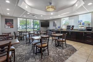 a restaurant with tables and chairs and a bar at Best Western Lumberton in Lumberton