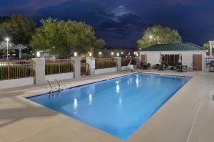 a swimming pool at night with lights on at Best Western Lumberton in Lumberton