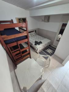 an overhead view of a bedroom with a bunk bed at Pousada Casa Da Arara suíte 104 in Saquarema +15 photos