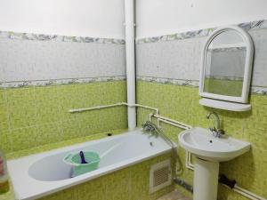 a bath tub with a sink and a mirror at Appartement T3 équipé à Biskra in Biskra +14 photos