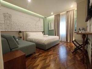 a bedroom with a bed and a couch in it at Aria Domus in Lastra a Signa