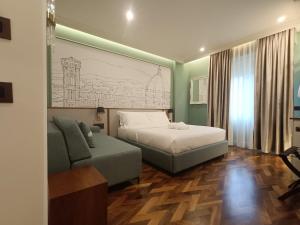 a bedroom with a bed and a couch at Aria Domus in Lastra a Signa