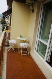 a patio with a table and chairs on a balcony at Aria Domus in Lastra a Signa