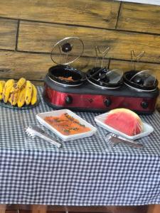a table with a grill with some food on it at Pousada Casa Da Arara suíte 104 in Saquarema