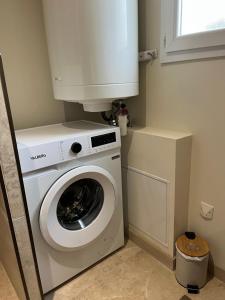 a white washer and dryer in a small room at Gîte de Combe Falce in Salignac Eyvigues