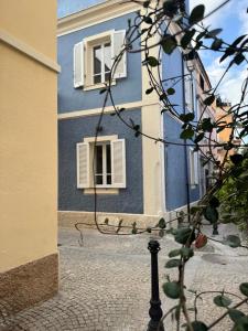 a blue building with white windows on a street at azul rooms & suites in Olbia