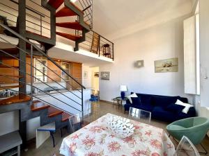 ein Wohnzimmer mit Treppe und blauem Sofa in der Unterkunft Cavour in Levanto