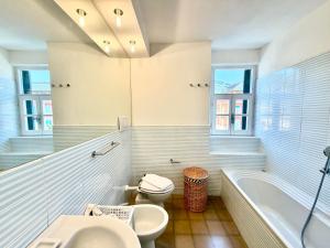 ein Badezimmer mit Badewanne, Toilette und Waschbecken in der Unterkunft Cavour in Levanto