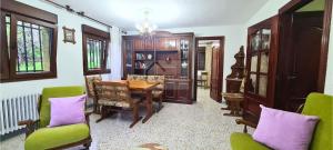 a living room with a dining room table and chairs at Villa Teresa - Casa familiar con jardín en Cangas de Onís in Cangas de Onís