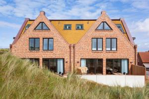 a house on top of a sand hill at Reethuus Nord in Juist