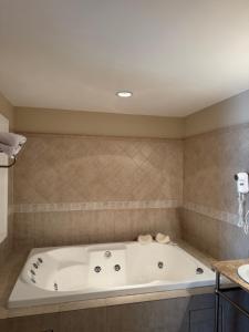 a bathroom with a bath tub in a room at Lo de Tomy in El Chalten +87 photos