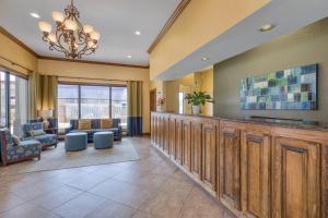 a lobby of a hospital with a waiting room at Best Western Winners Circle in Hot Springs