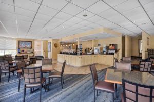 a restaurant with tables and chairs and a counter at Best Western Winners Circle in Hot Springs