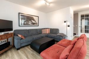 a living room with a couch and a flat screen tv at Reethuus Süd in Juist