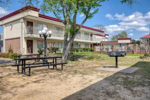 a picnic table and a grill in front of a building at Best Western Winners Circle in Hot Springs