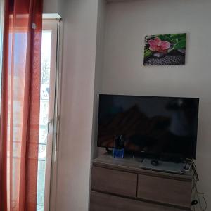 a flat screen tv sitting on top of a dresser at chambre double dans appartement in Le Kremlin-Bicêtre