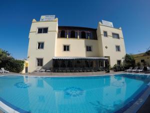 un bâtiment avec une piscine en face d'un bâtiment dans l'établissement Riad Zahra, à Essaouira