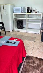 ein Wohnzimmer mit einem Tisch und einer Mikrowelle in der Unterkunft BSM!o in Caxambu