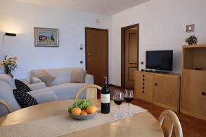 a living room with a table with two glasses of wine at SunLake Apartment in Colico