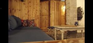 a bedroom with a bed and a table at Jelkő Ház in Terpes