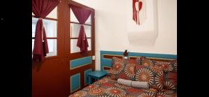 a bedroom with a bed and a window at Jelkő Ház in Terpes