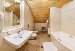 Koupelna v ubytování Hutor Hotel