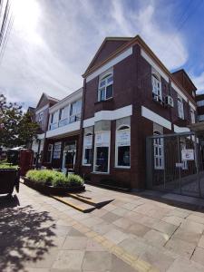 a brick building on a city street at Centro, Rua Coberta, perto de tudo! in Gramado