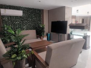 a living room with a couch and a tv at company petty bark شركة بيتي بارك للشقق المخدومة درجة اقصادية in Qarār