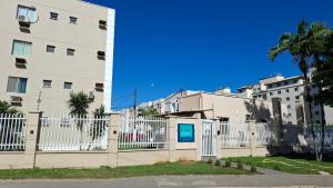 a white fence in front of a building at Ilhéus Temporada in Ilhéus