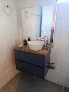 a bathroom with a sink and a mirror at Hostel do Cerrado in Cavalcante