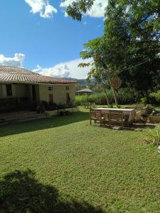 a yard with a picnic table and a house at Hostel do Cerrado in Cavalcante