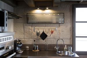 een keuken met een wastafel en een aanrecht bij Appartements "La Chambre D'Ami" in Arles