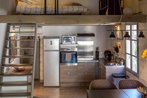 cocina con cama elevada en una habitación en Appartements "La Chambre D'Ami" en Arlés